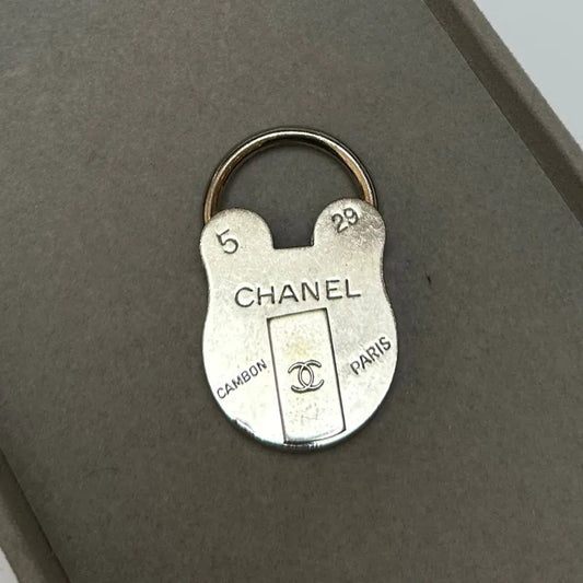 jw819-chanel-vintage-bear-motif-cadena-silver-lock-bag-charm