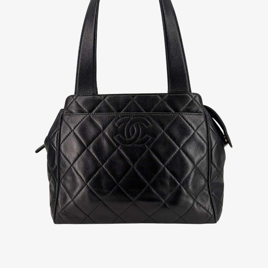 RG368 - CHANEL Vintage Black Lambskin Quilted Handbag