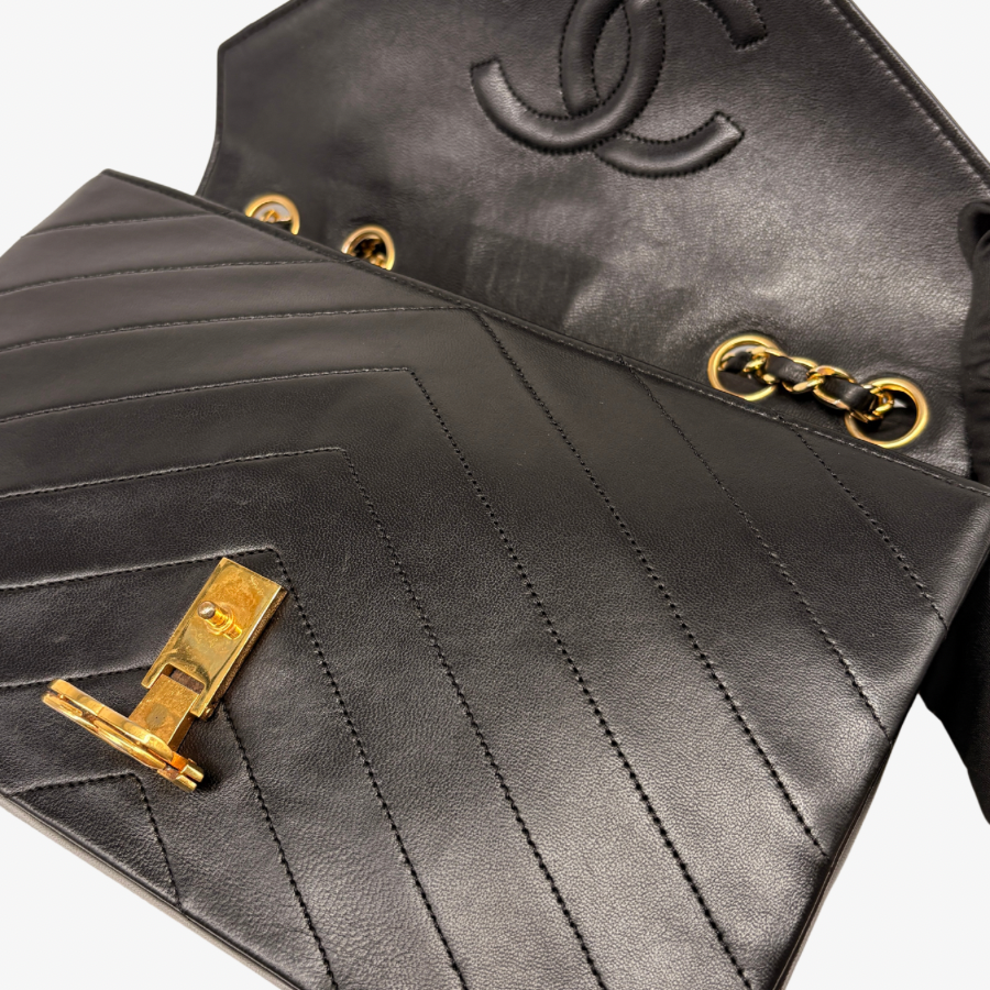 JAH235 - Chanel Vintage Black Lambskin Chevron CC Clasp Flap Bag - Lovintage