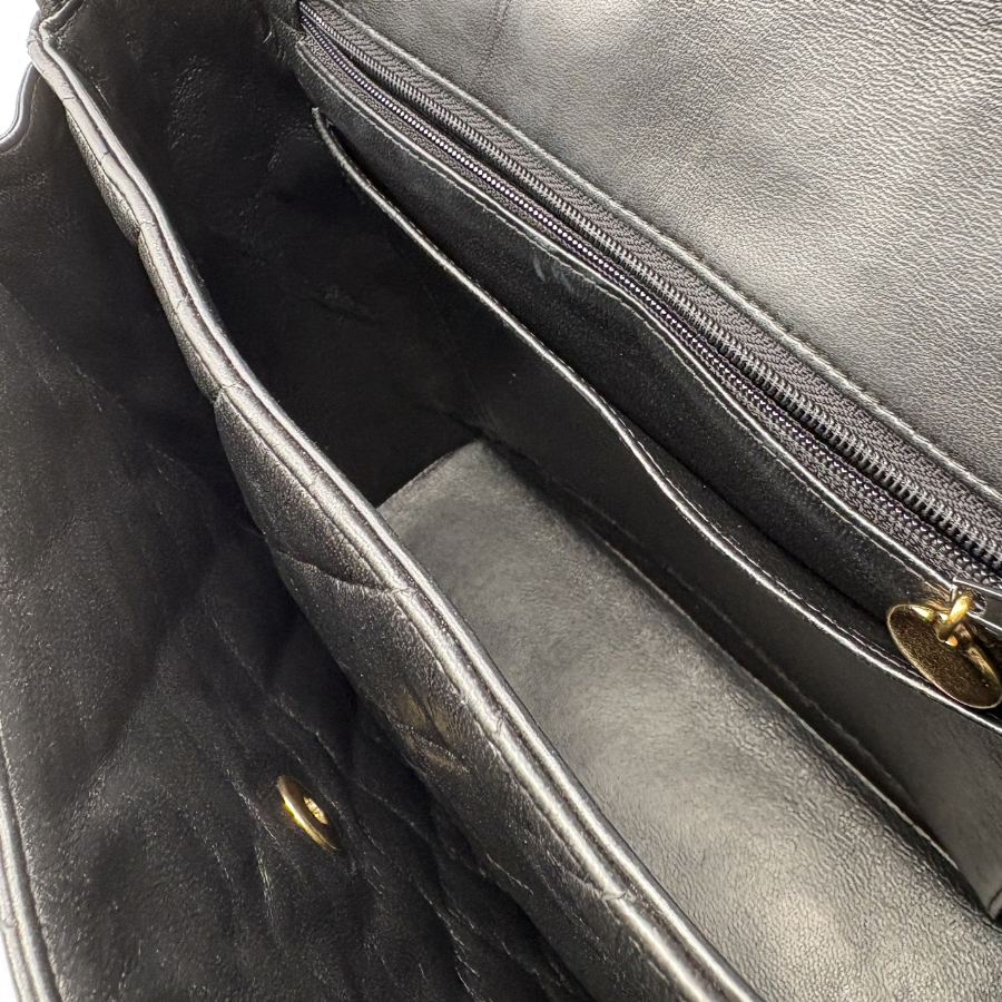 CS091 - CHANEL Vintage Black Lambskin CC Matelasse Shoulder Bag - Lovintage