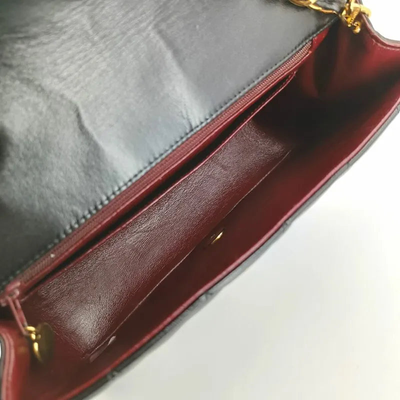 js681-chanel-vintage-black-lambskin-22cm-diana-flap-bag