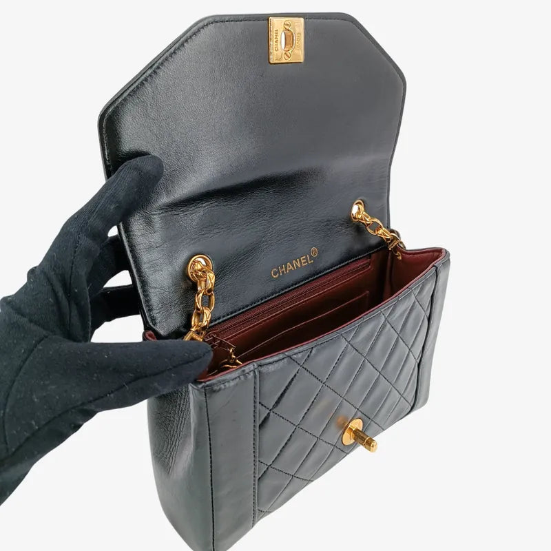 ra495-chanel-vintage-black-lambskin-quilted-gold-chain-flap-bag