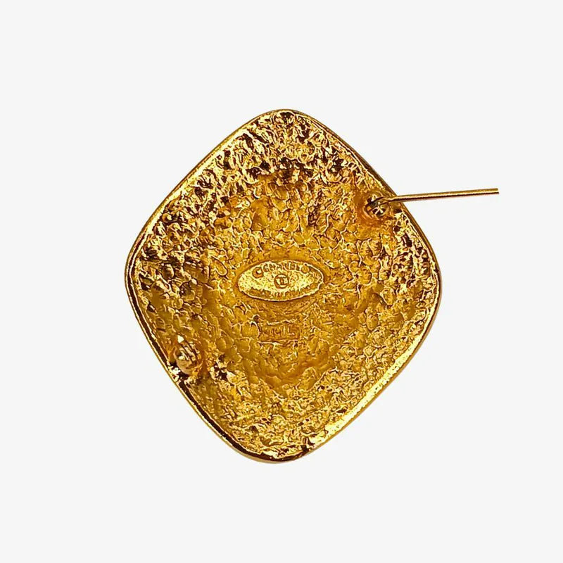 rc322-chanel-vintage-diamond-shaped-gold-plated-brooch