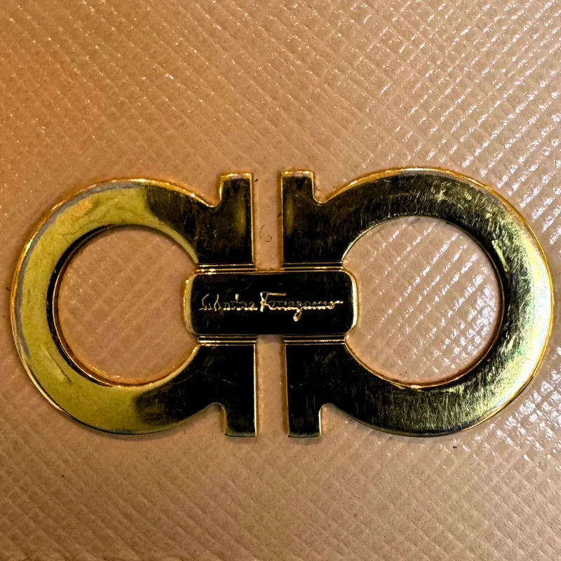 jy345-salvatore-ferragamo-vintage-beige-caviar-leather-card-holder