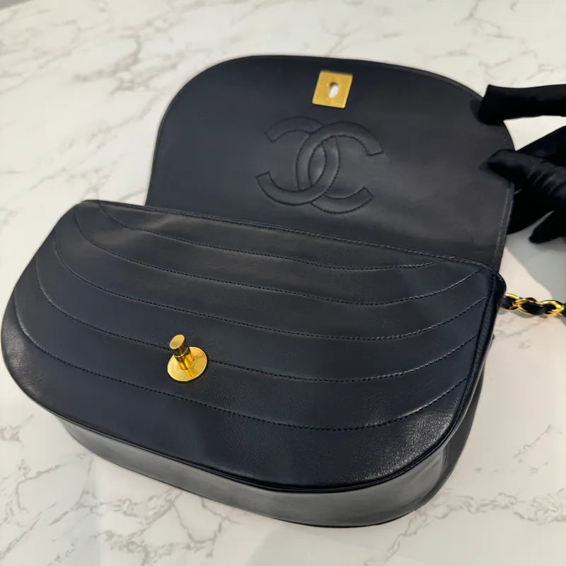 ju402-chanel-vintage-black-lambskin-half-moon-chain-bag