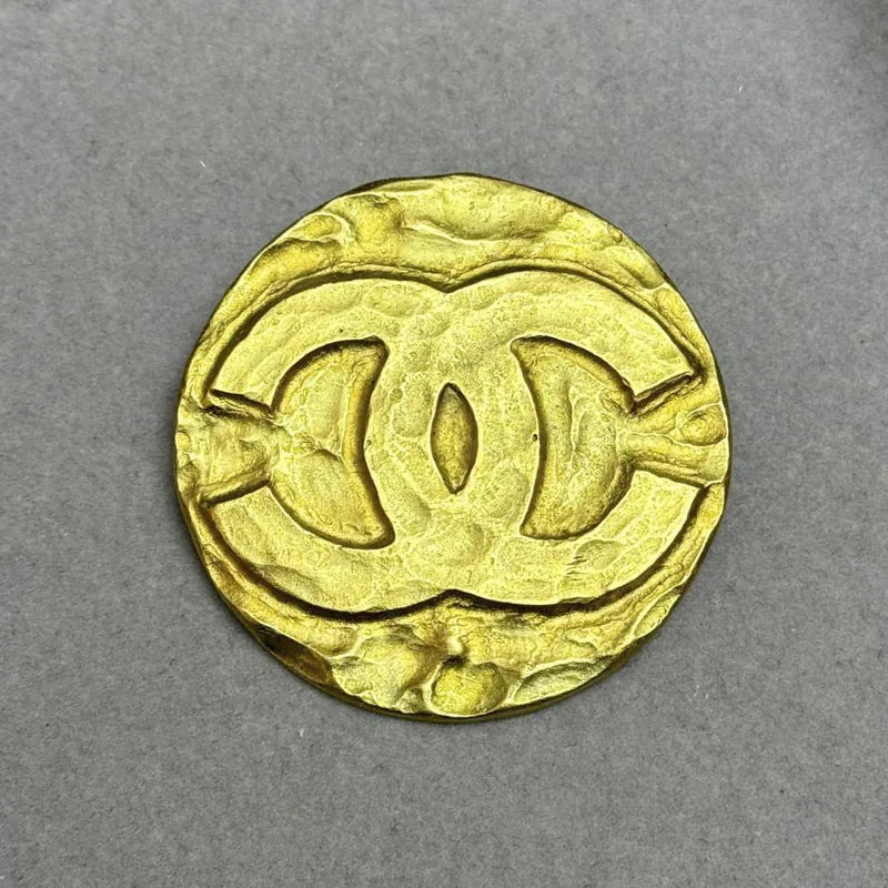 jw941-chanel-vintage-1995-cc-logo-embossed-brooch