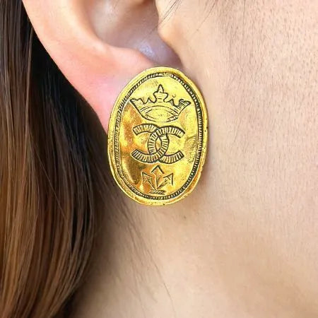 jt086-chanel-vintage-oval-cc-crown-gold-plated-clip-on-earrings
