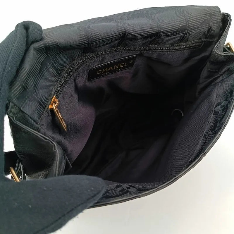 ra030-chanel-vintage-black-nylon-should-bag