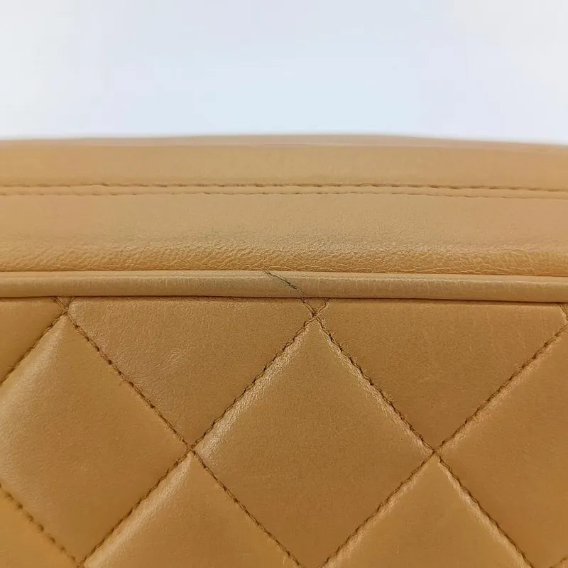 jt620-chanel-vintage-beige-lambskin-gold-chain-camera-bag