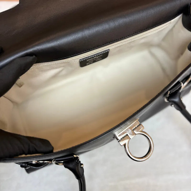 jy369-salvatore-ferragamo-vintage-black-leather-shoulder-bag