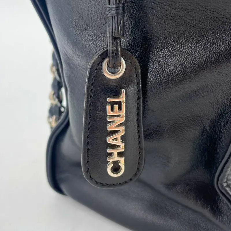 jw415-chanel-vintage-black-lambskin-tote-bag