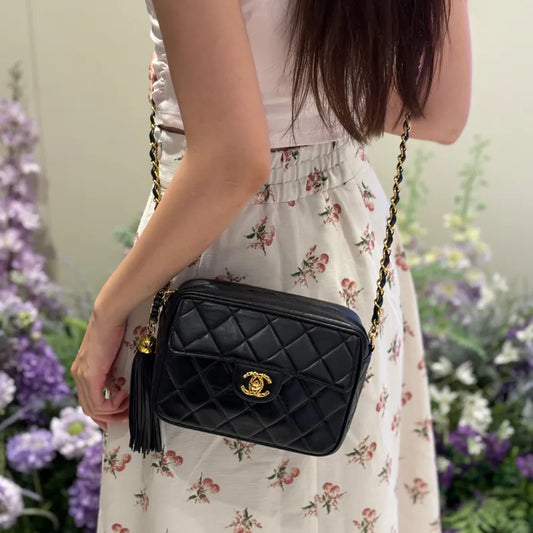 RE871 - CHANEL Vintage Black Lambskin Camera Bag