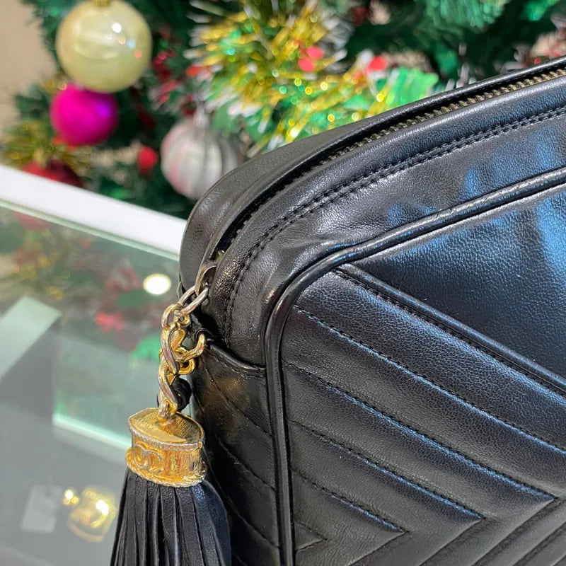 jw596-chanel-vintage-black-lambskin-chevron-camera-bag