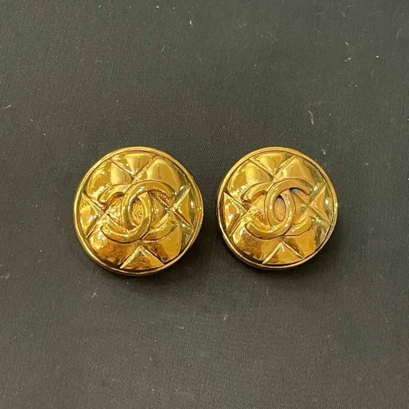 rc433-chanel-vintage-cc-round-quilted-gold-plated-clip-on-earrings
