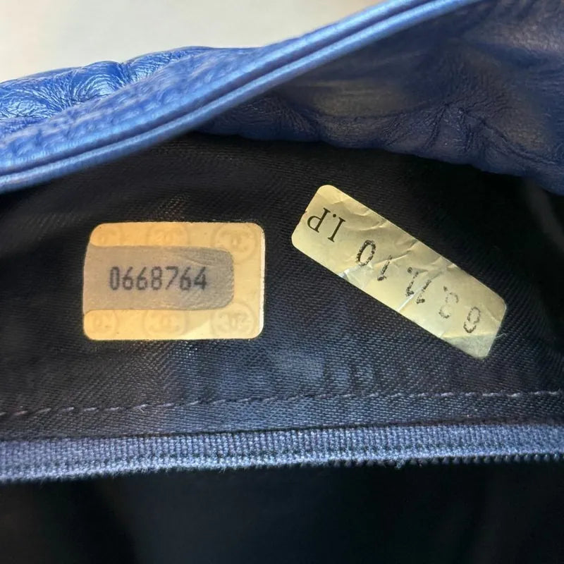 rc192-chanel-vintage-navy-lambskin-quilted-cc-logo-shoulder-bag