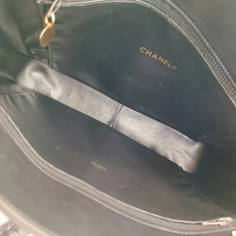 rb922-chanel-vintage-black-lambskin-quilted-tote-bag