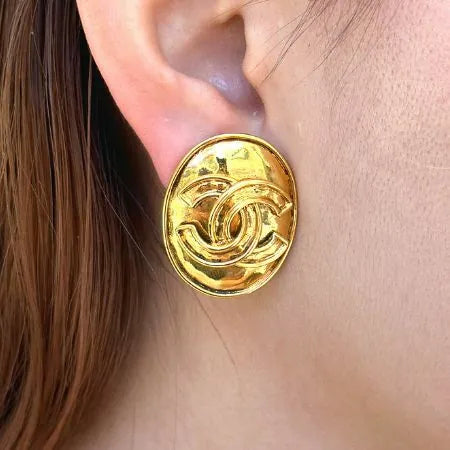 tk001-chanel-vintage-oval-gold-plated-clip-on-earrings