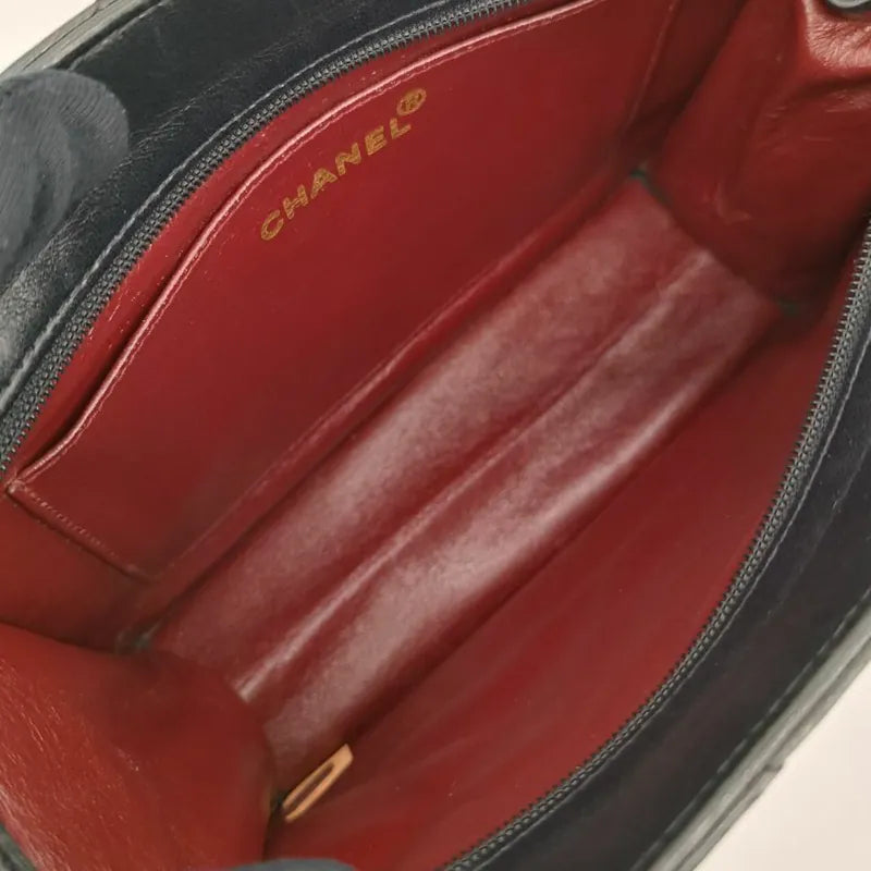 c436-chanel-vintage-black-lambskin-chevron-shoulder-bag