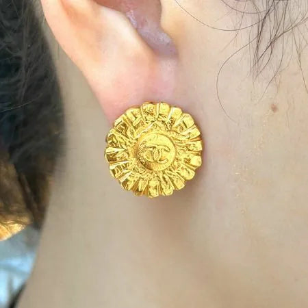 jt312-chanel-vintage-cc-round-gold-plated-clip-on-earrings