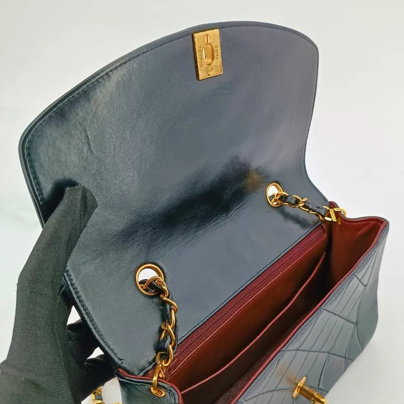 rb626-chanel-vintage-black-lambskin-22cm-diana-flap-bag