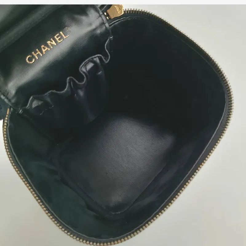 js672-chanel-vintage-black-caviar-leather-cosmetic-bag