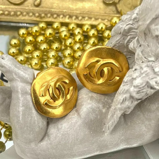 js602-chanel-vintage-cc-round-gold-plated-clip-on-earrings