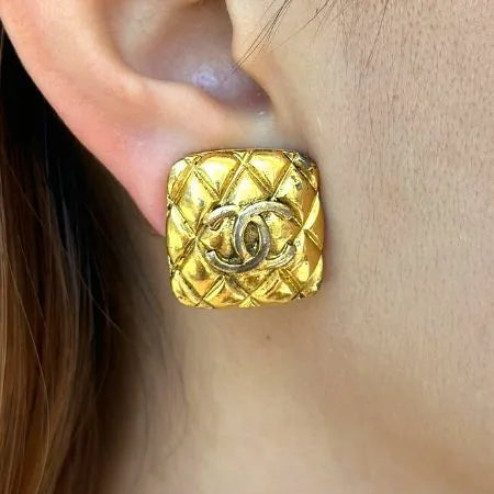 jr738-chanel-vintage-square-gold-plated-clip-on-earrings