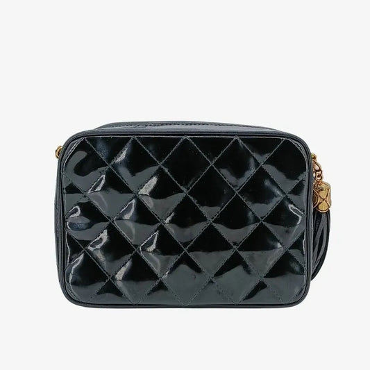 ra029-chanel-vintage-black-patent-leather-quilted-camera-bag