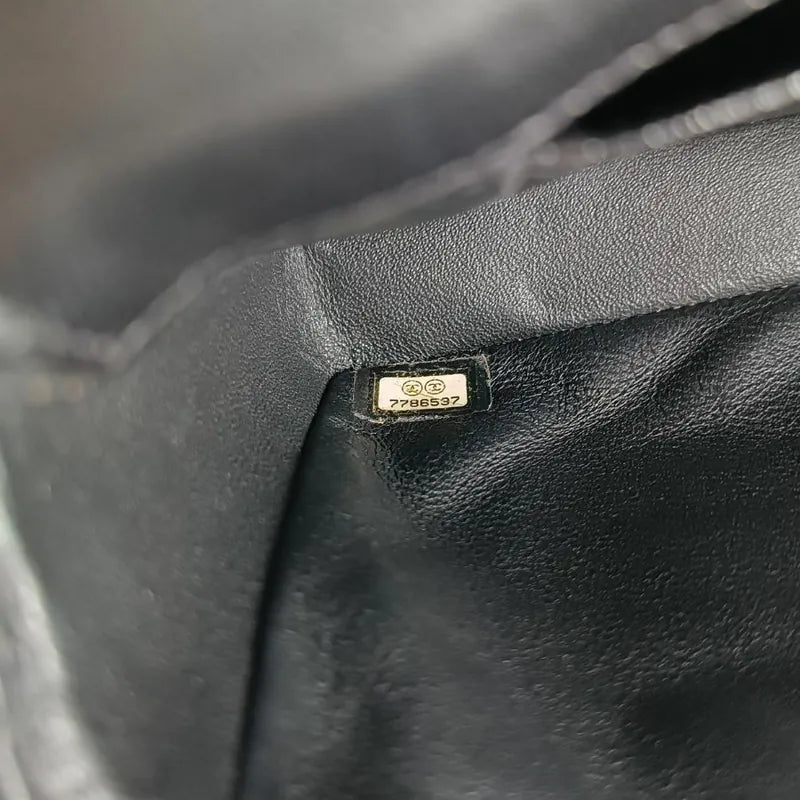 rc058-chanel-vintage-black-lambskin-chocolate-bar-flap-bag