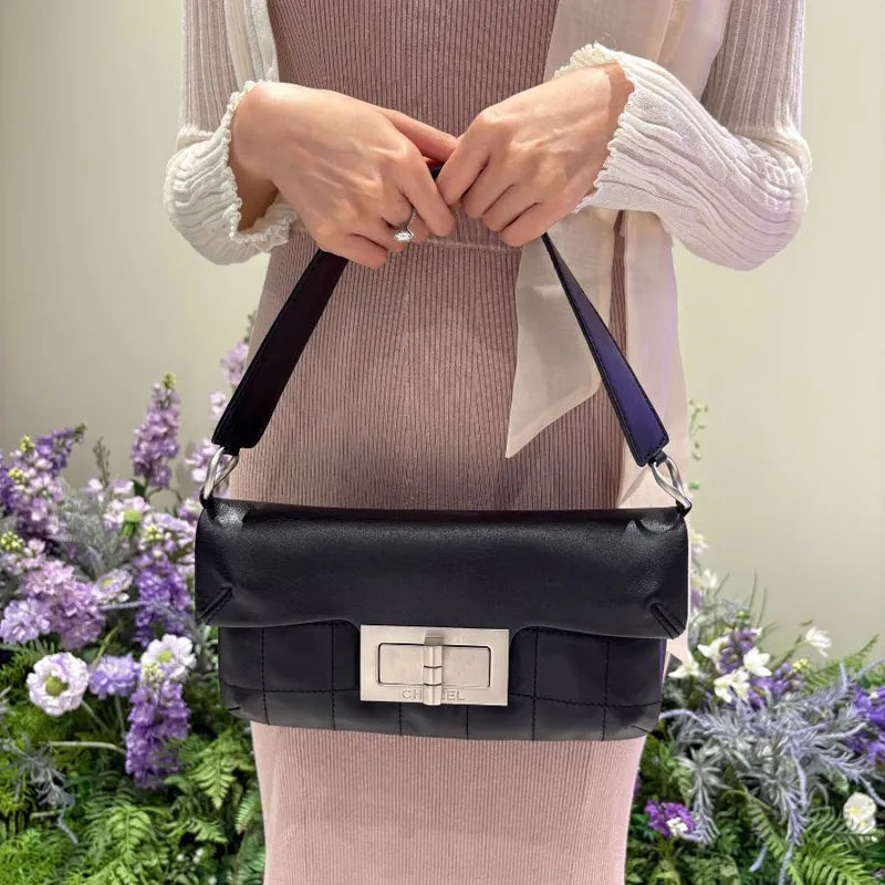 JY558 - CHANEL Vintage Black Calfskin 2.55 Handbag - Lovintage