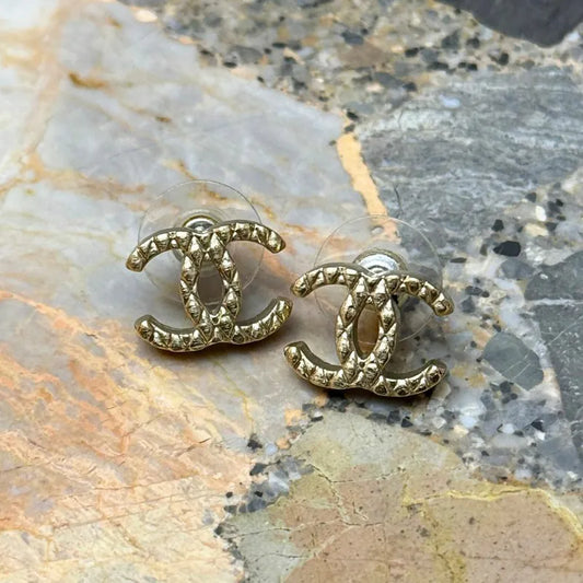 rc886-chanel-cc-logo-matte-gold-earrings