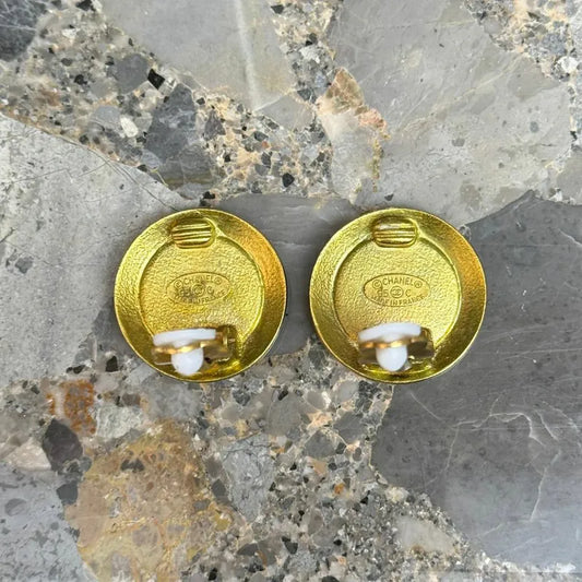 rc755-chanel-1995-vintage-cc-button-black-and-gold-plated-clip-on-earrings