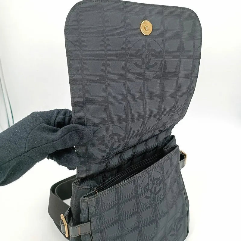 ra030-chanel-vintage-black-nylon-should-bag