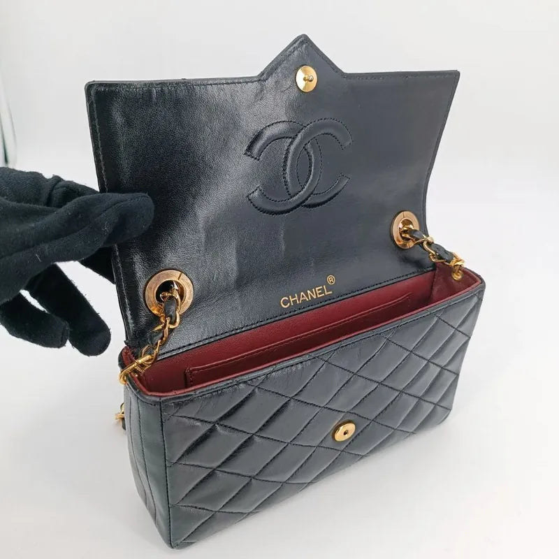 ra104-chanel-vintage-black-lambskin-pointed-flap-bag