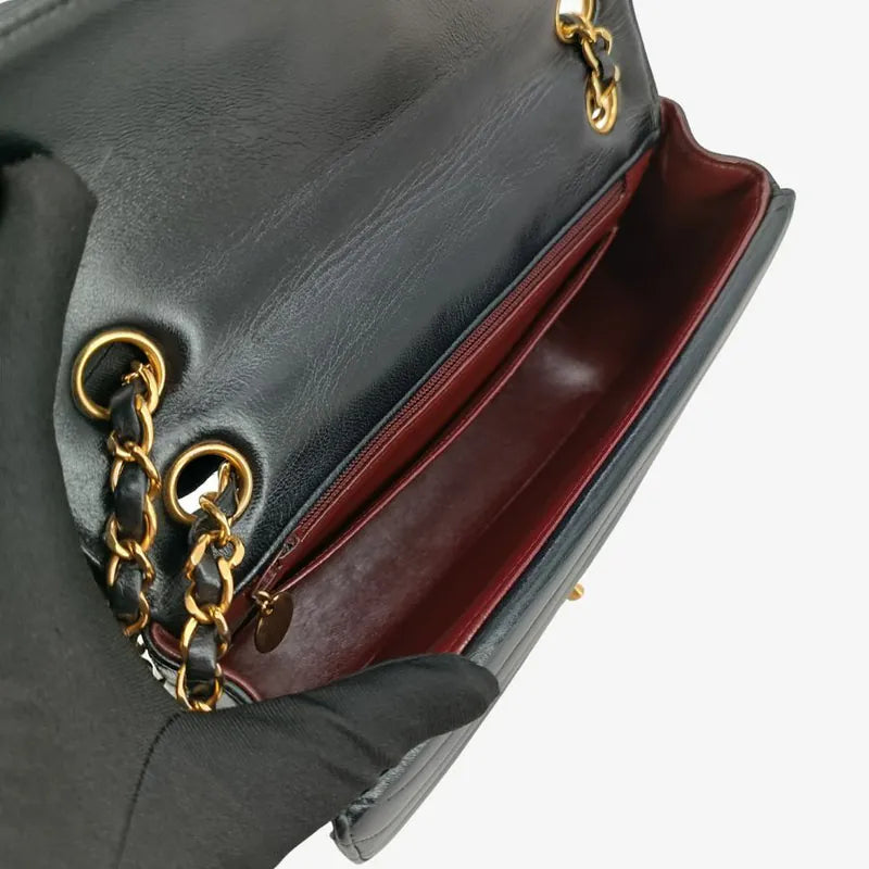 c510-chanel-vintage-black-lambskin-horizontal-stripes-flap-bag