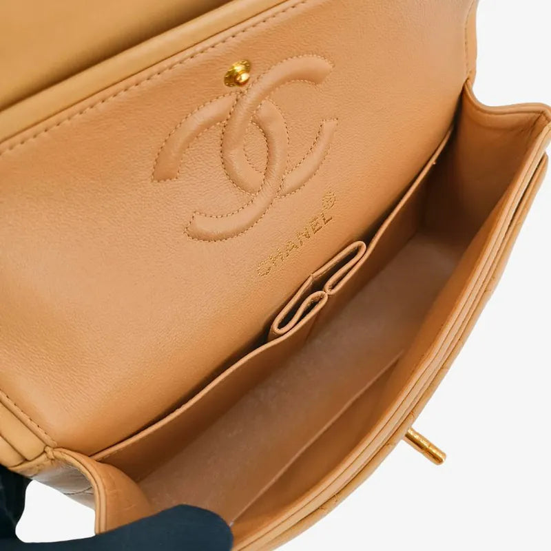 ra951-chanel-vintage-beige-lambskin-23cm-classic-flap-bag