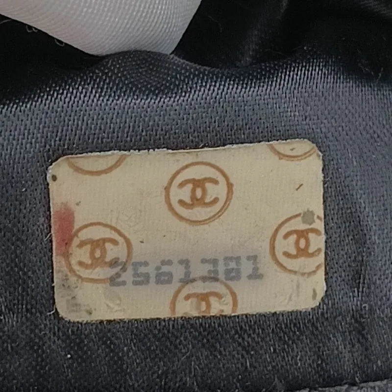 ju669-chanel-vintage-black-caviar-leather-gold-chain-chevron-camera-bag