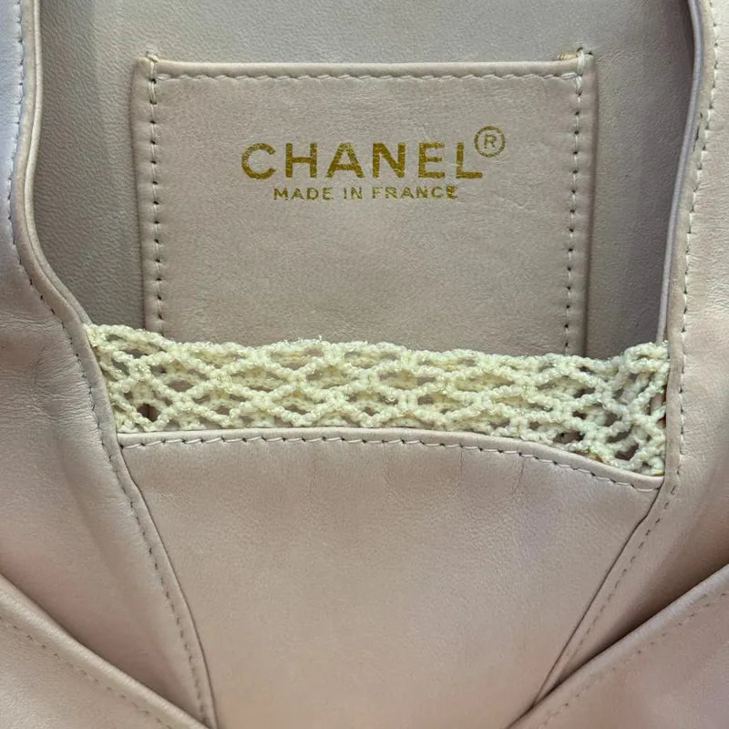 c531-chanel-vintage-pale-pink-calfskin-camellia-wristlet-evening-bag