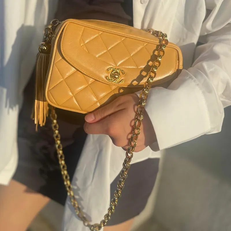 ra199-chanel-vintage-beige-lambskin-gold-chain-camera-bag