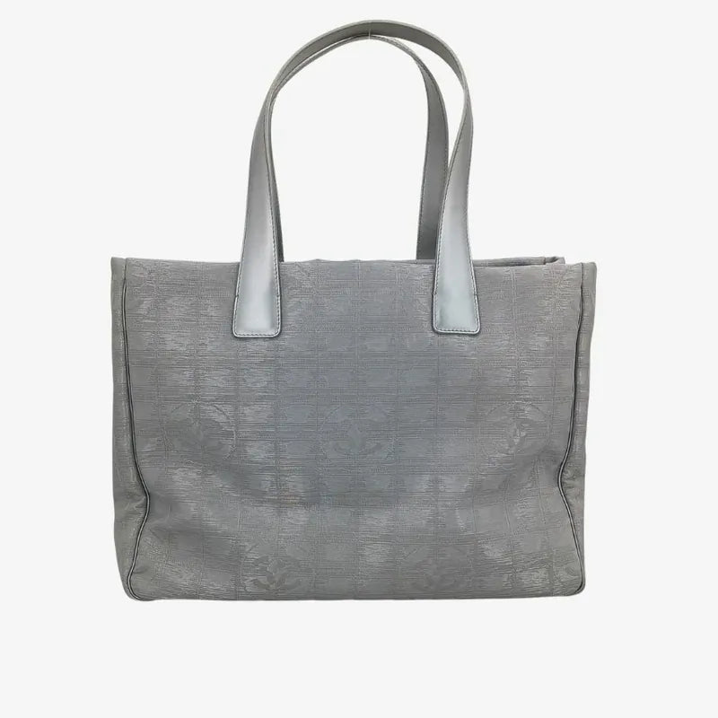 ra215-chanel-vintage-silver-nylon-handbag