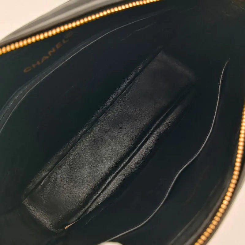 rb443-chanel-vintage-black-lambskin-quilted-camera-bag