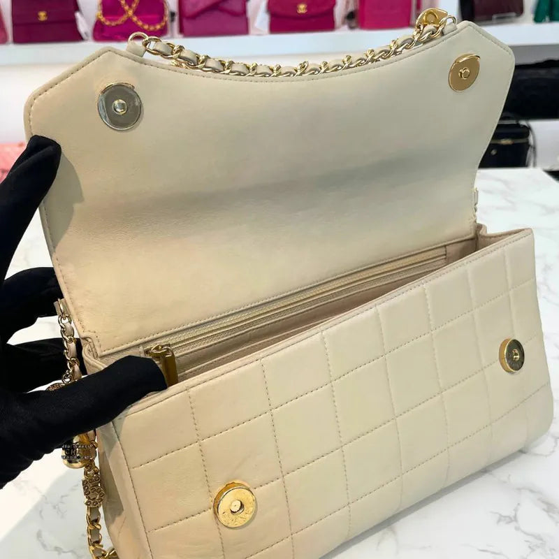 c538-chanel-vintage-beige-lambskin-chocolate-bar-charms-flap-bag