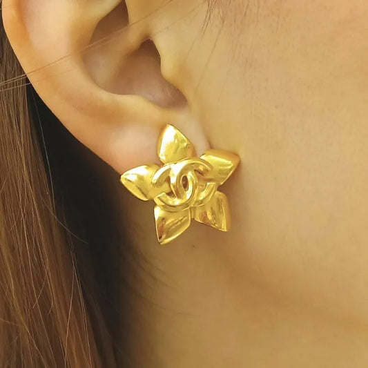 jt241-chanel-vintage-flower-gold-plated-clip-on-earrings