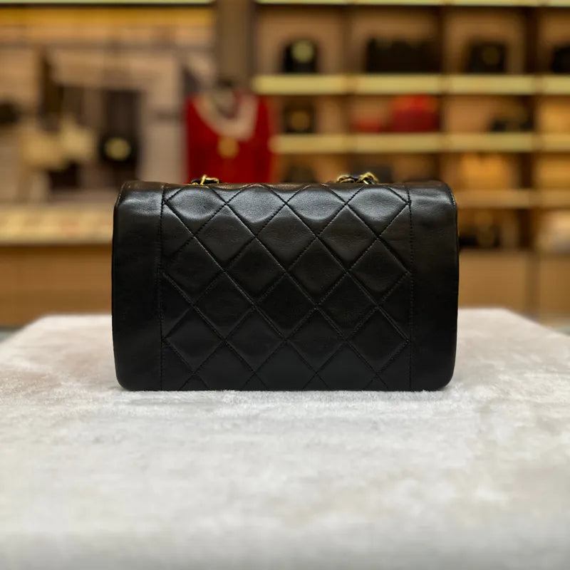 rc182-chanel-vintage-black-lambskin-22cm-diana-flap-bag