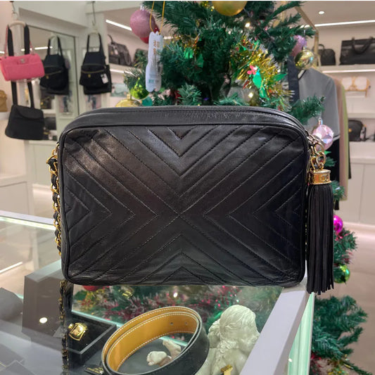 jw596-chanel-vintage-black-lambskin-chevron-camera-bag