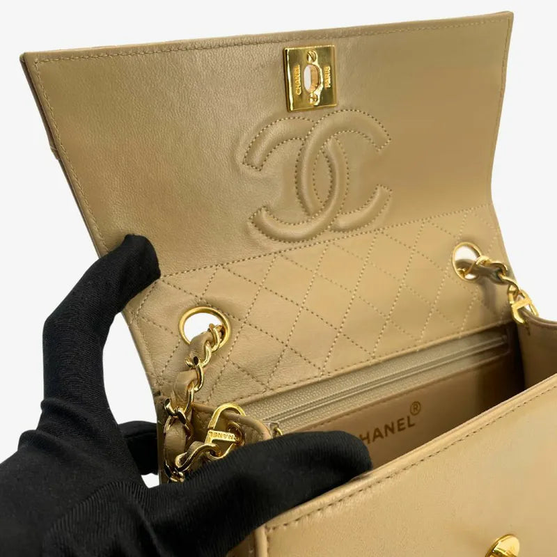 c511-chanel-vintage-beige-lambskin-trapezoid-flap-bag