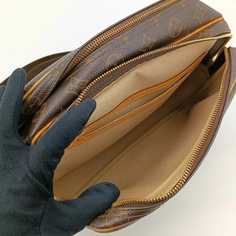 js371-louis-vuitton-reporter