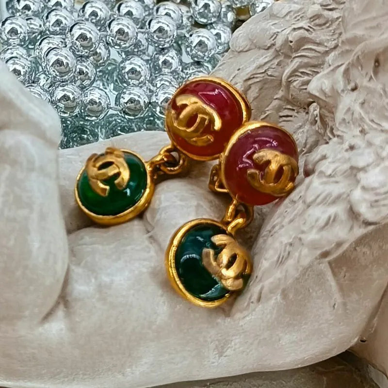 c421-chanel-vintage-red-green-glass-crystal-clip-on-earrings