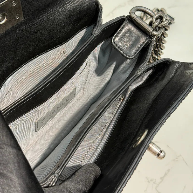 c539-chanel-boy-black-stingray-leather-shoulder-bag