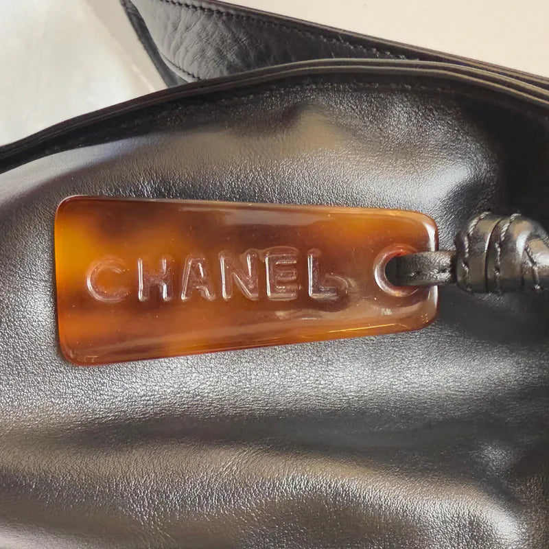 rc612-chanel-vintage-black-lambskin-embossed-logo-tote-bag